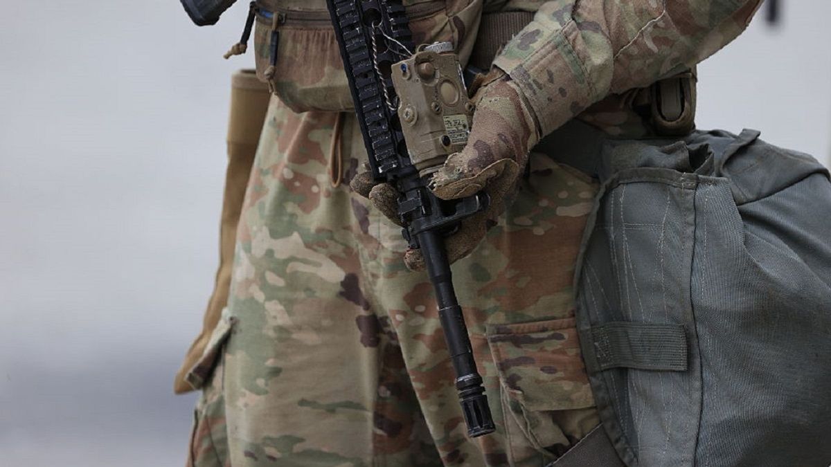 Военный США с оружием