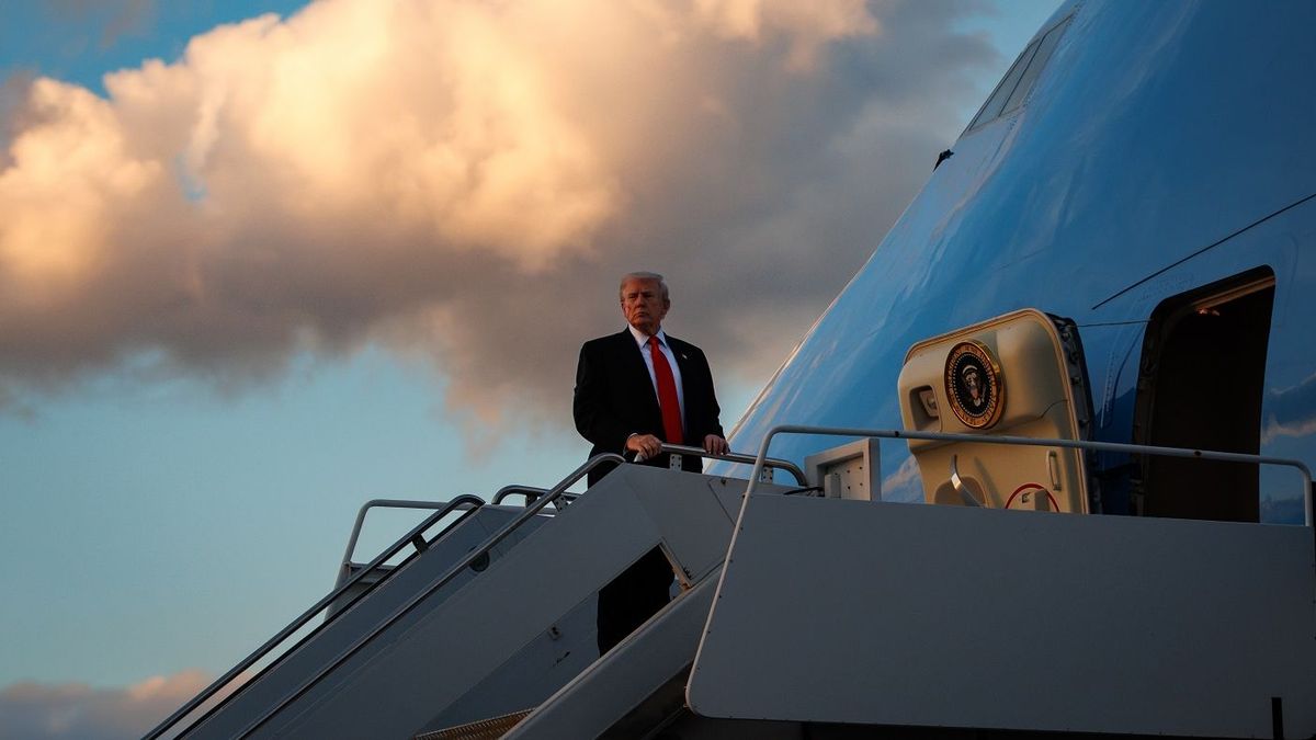 Дональд Трамп поднимается в самолет