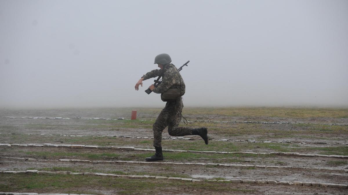 Солдат бежит по полю