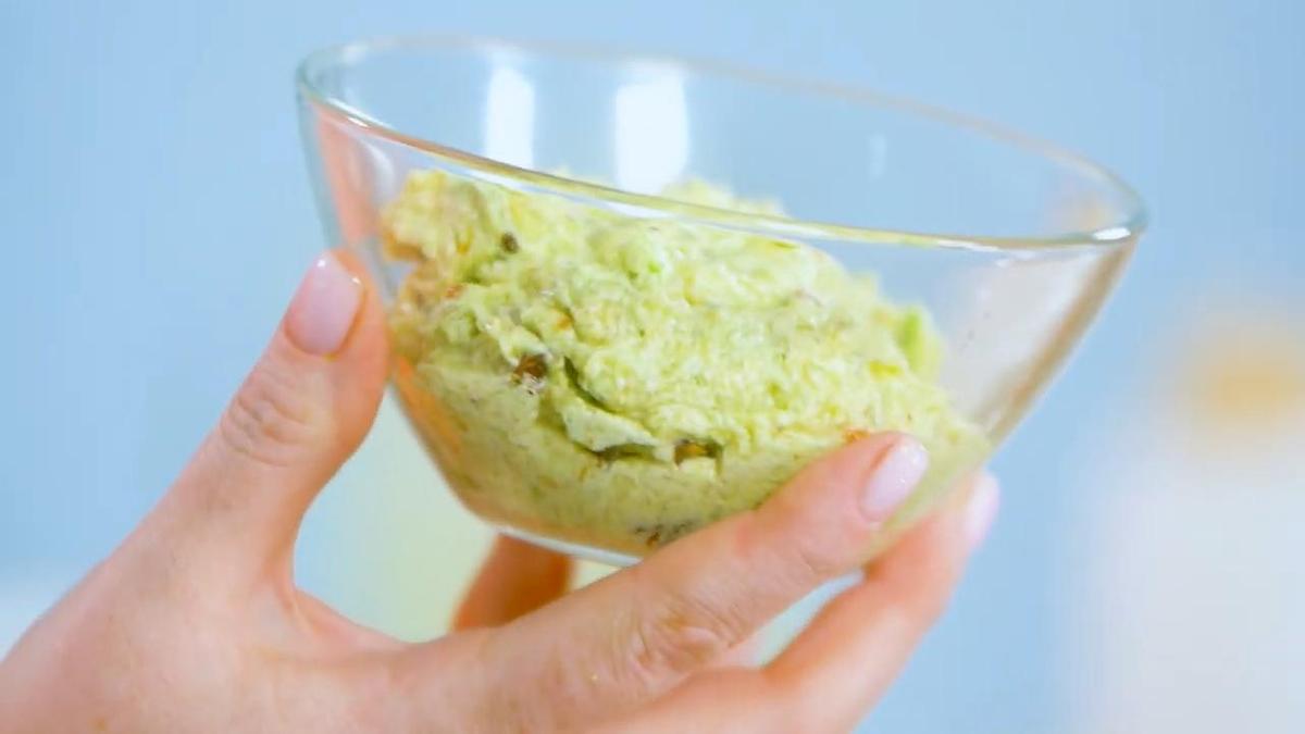 Масло из авокадо в стеклянной емкости