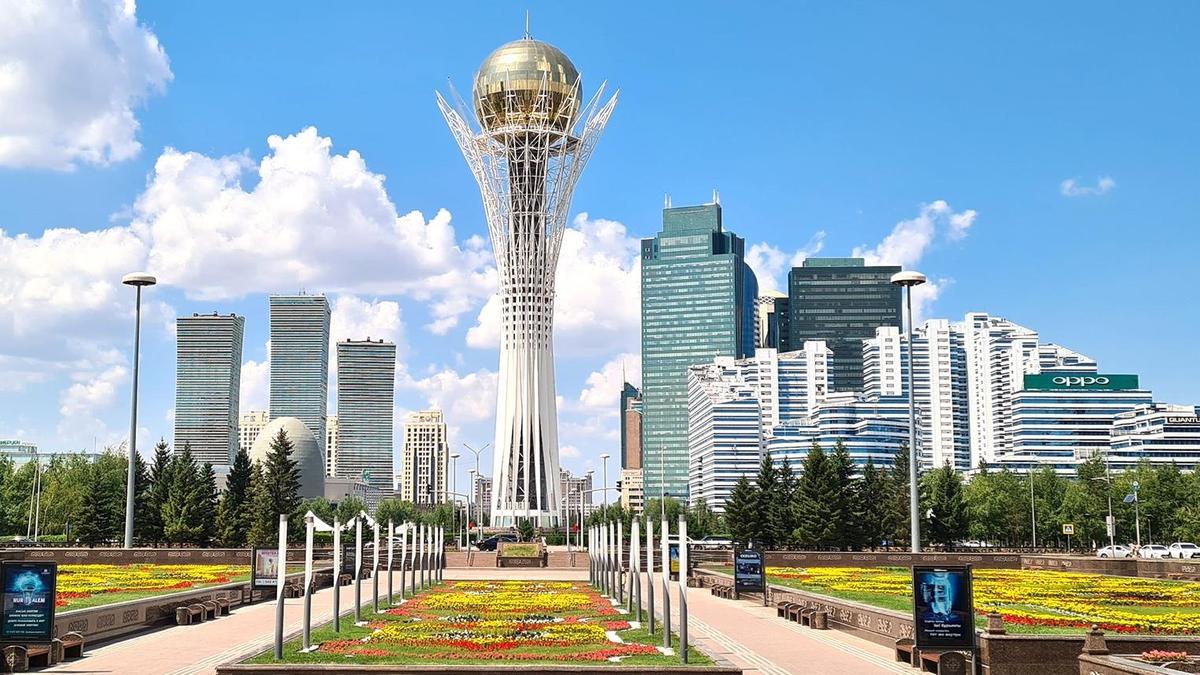 Астанадағы "Бәйтерек" монументі Астанадағы "Бәйтерек" монументі