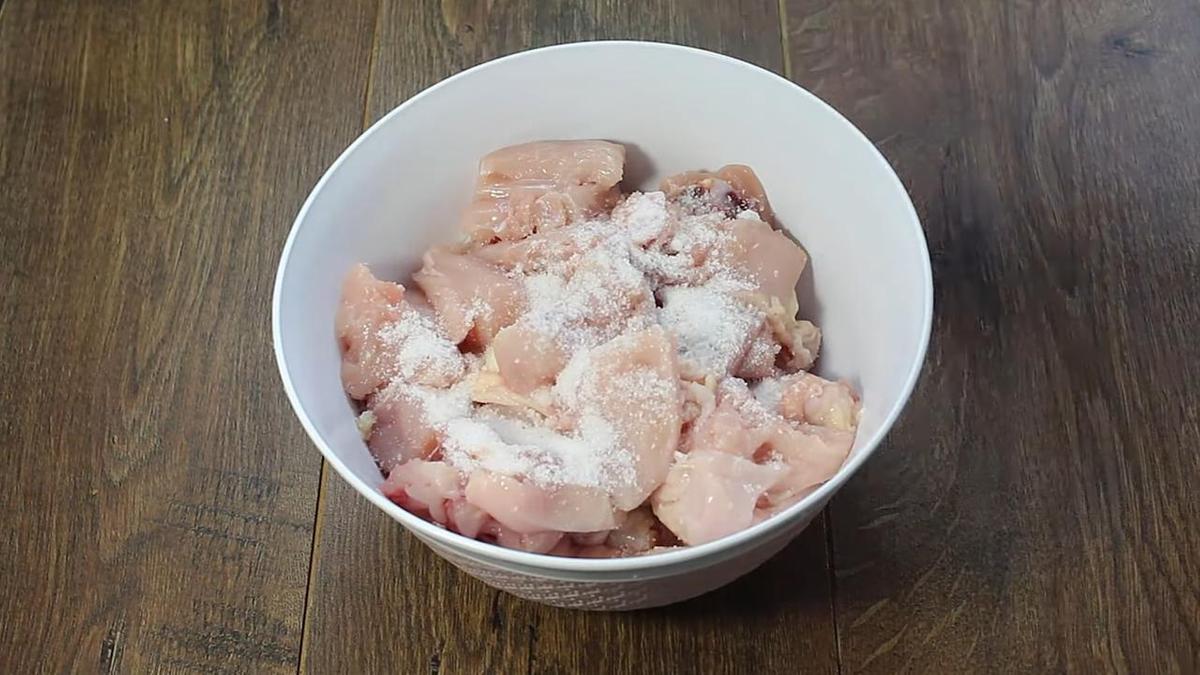 Нарезанная на кусочки курица, посыпанная солью