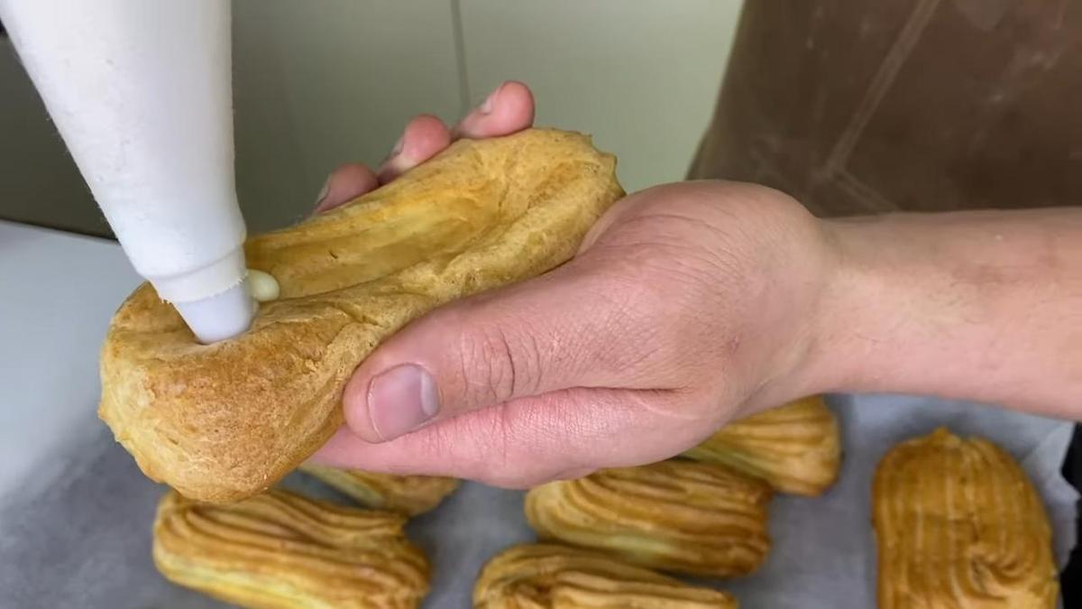 Наполнение эклера кремом из кондитерского мешка