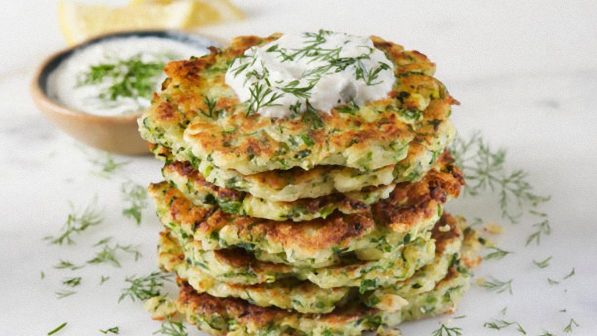 Драники сложены горкой и политы сметаной