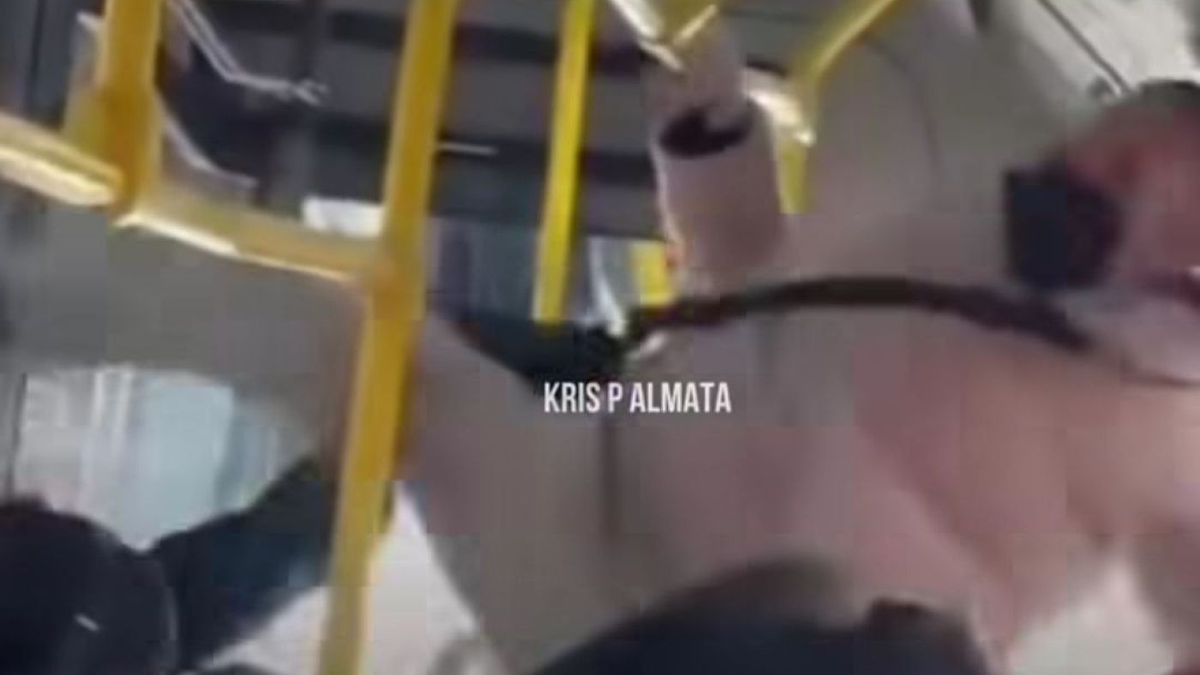 Драка между девушками в автобусе