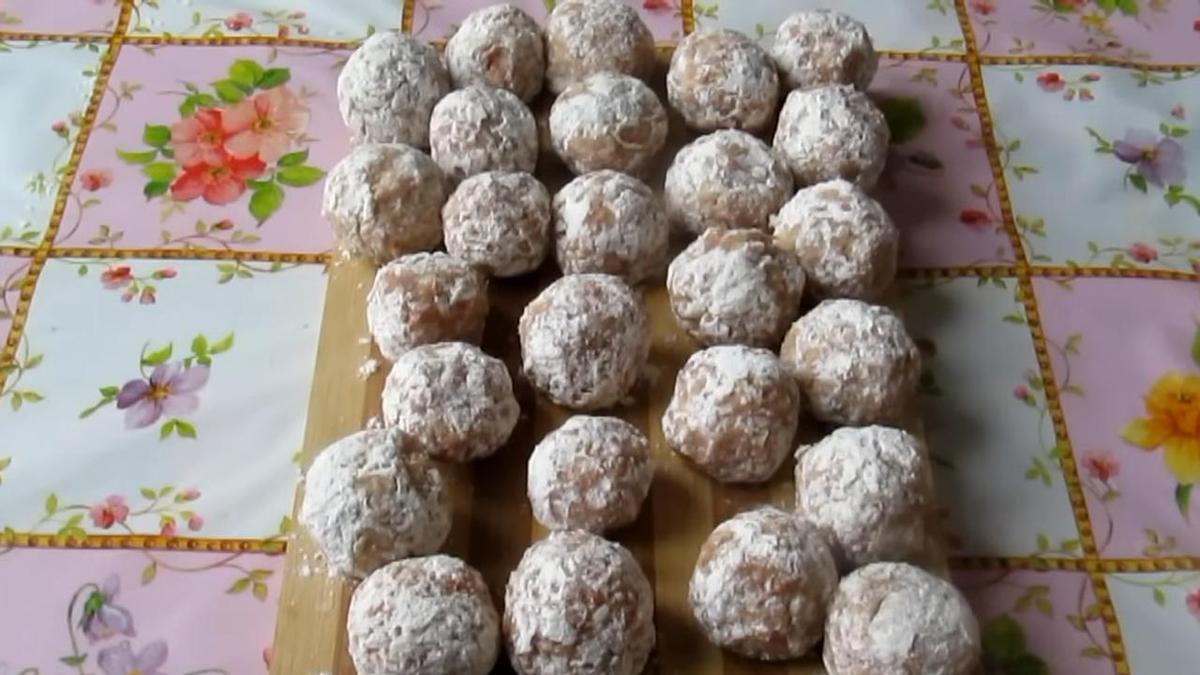 На разделочной доске заготовки тефтелей