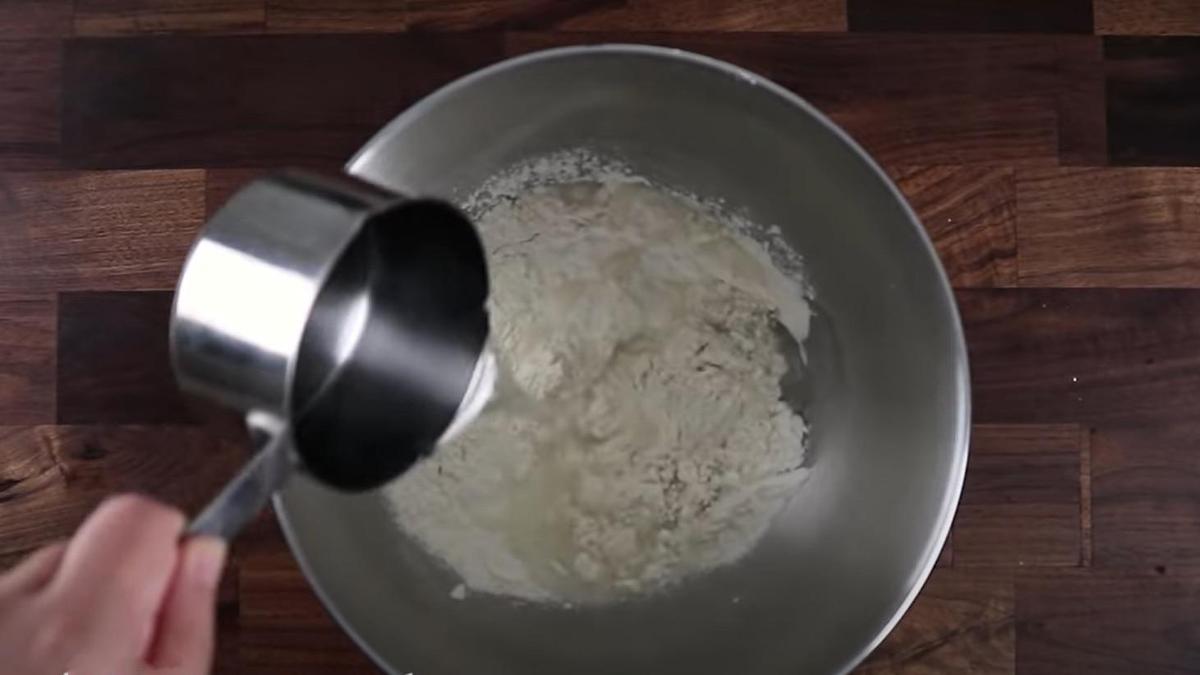 Миска с мукой и вода