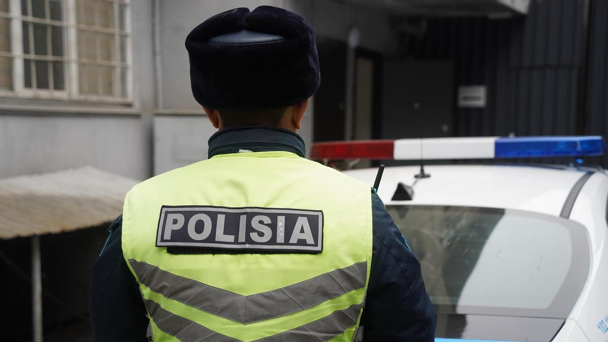 Патрульный полицейский возле служебного авто Патрульный полицейский возле служебного авто