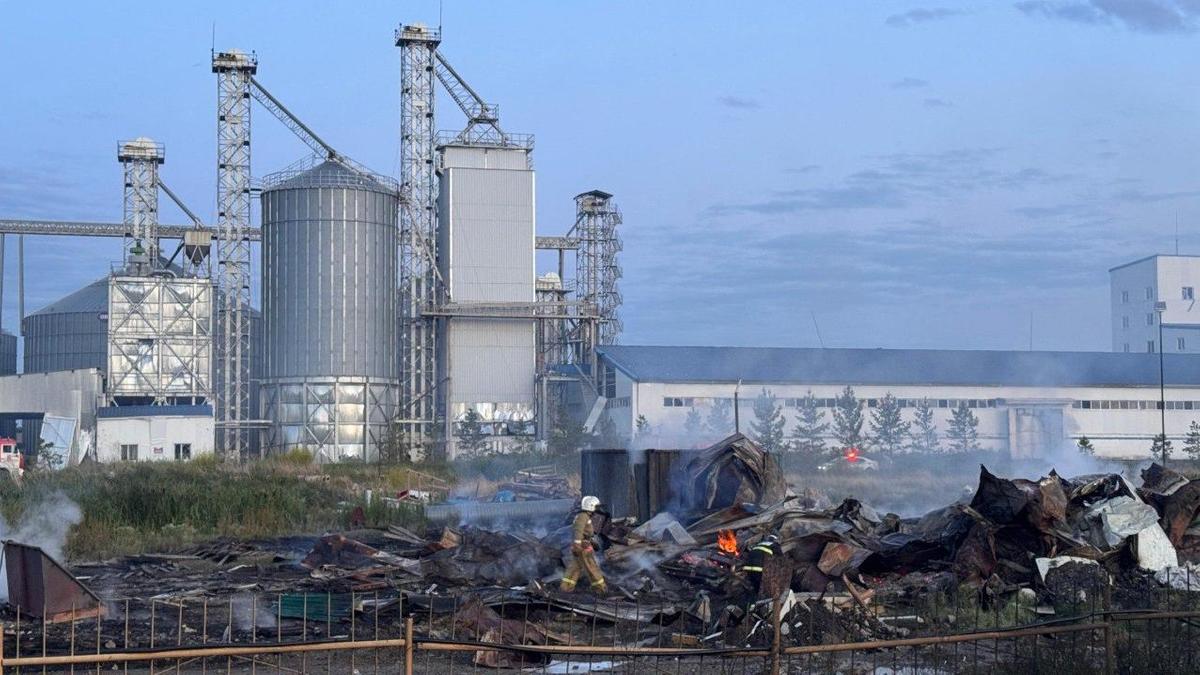 Өрт шыққан аумақта жұмыс істеп жатқан өрт сөндірушілер