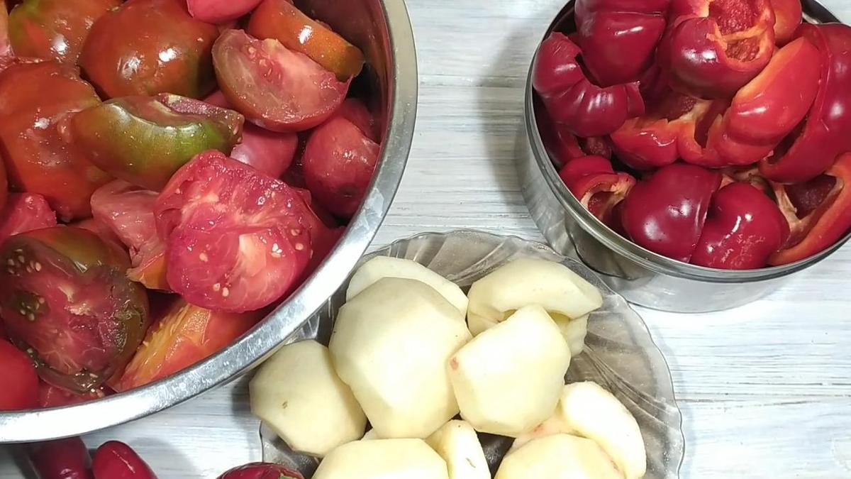 Подготовленные для соус овощи