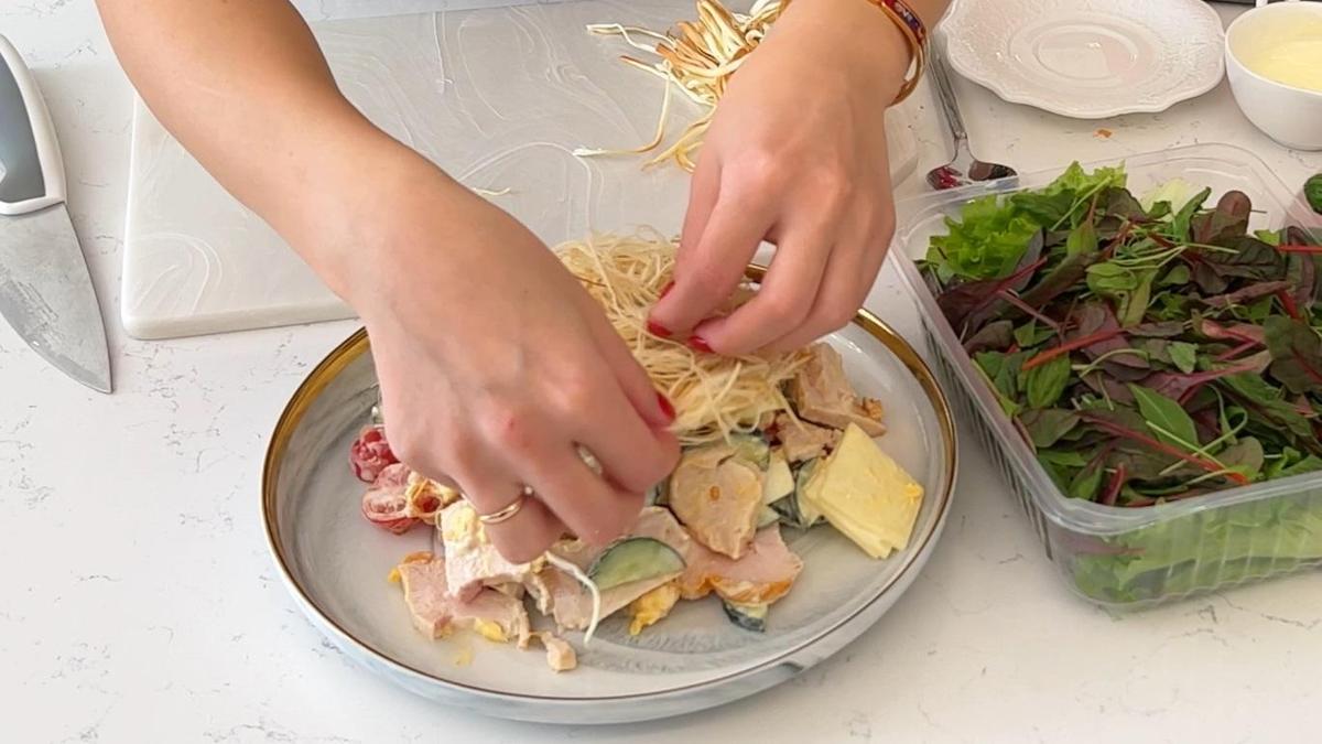 Сыр чечил кладут на салат