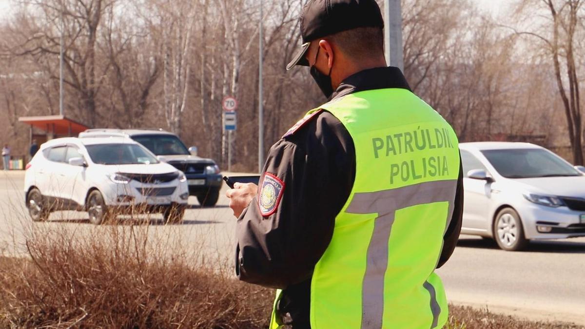 Полицейский стоит у дороги