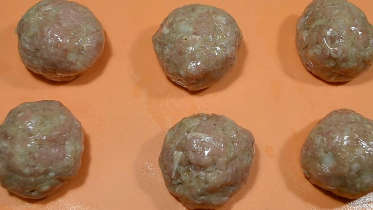 На рабочей поверхности шарики из мясного фарша