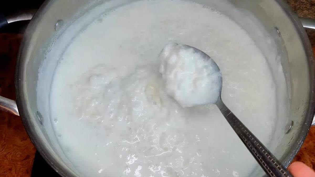 Кашу набрали в ложку
