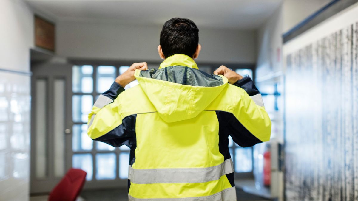 Мужчина в спецодежде