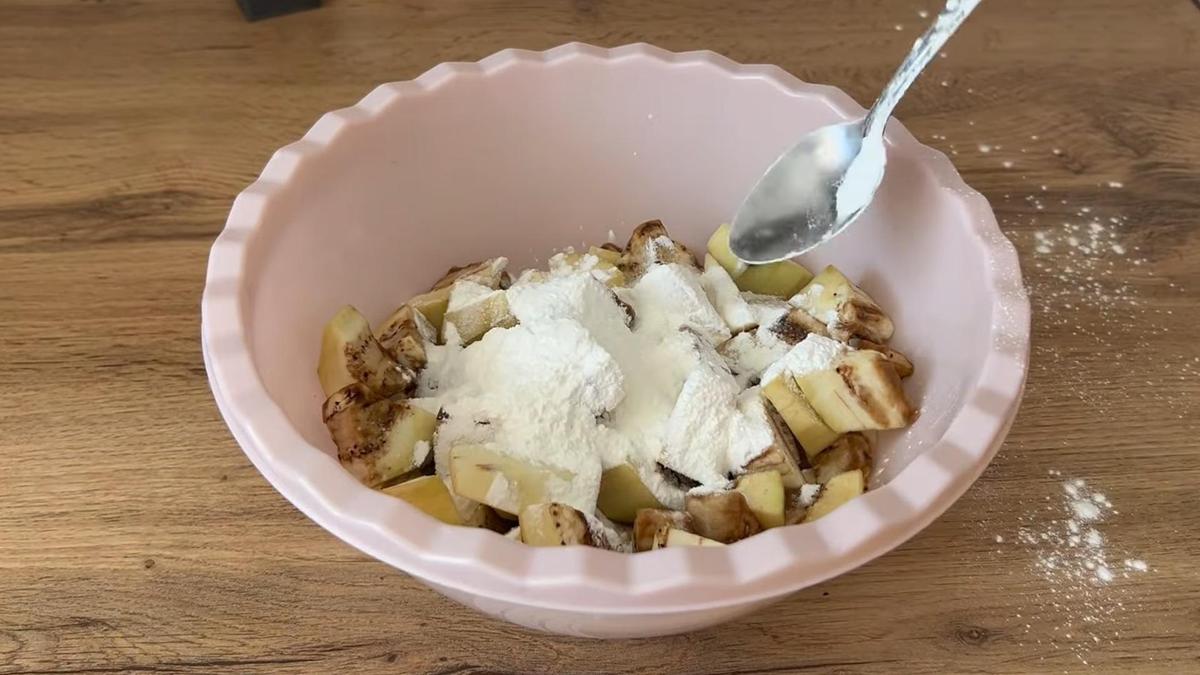 В миску с баклажанами ложкой насыпали крахмал