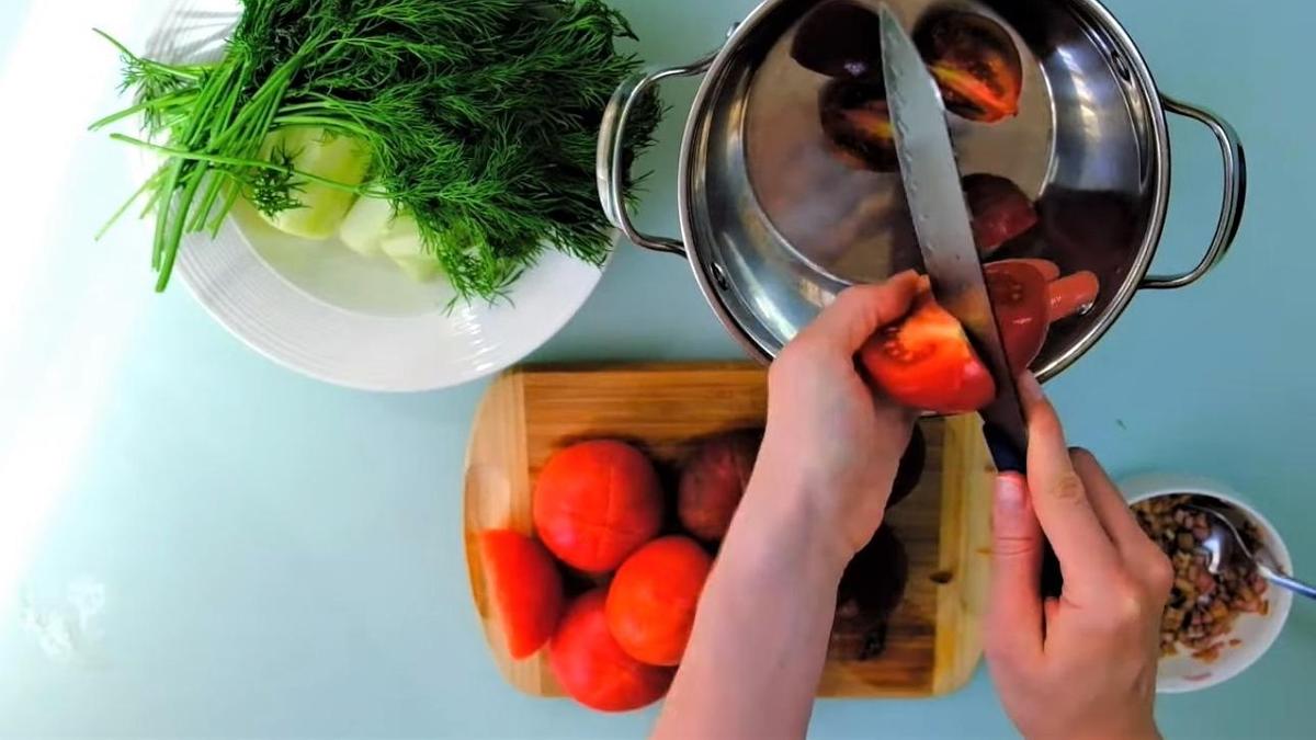 Помидоры на доске и в кастрюле