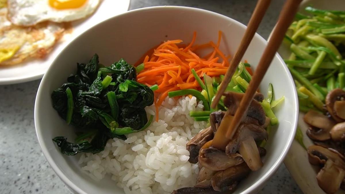 Пибимпап сервируется