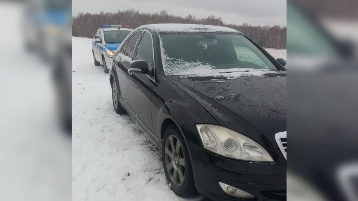 Черный "Мерседес" стоит на трассе в СКО