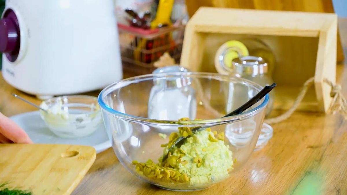 Стеклянная миска с яичной пастой и оливками