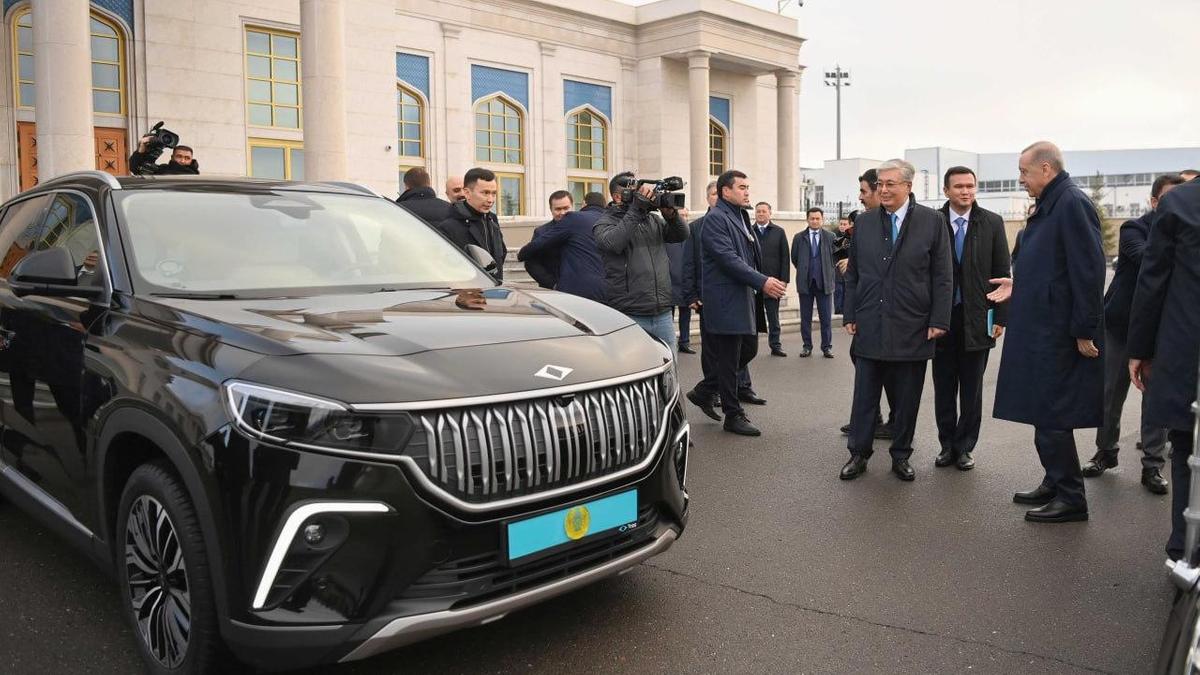 Касым-Жомарту Токаеву подарили электромобиль