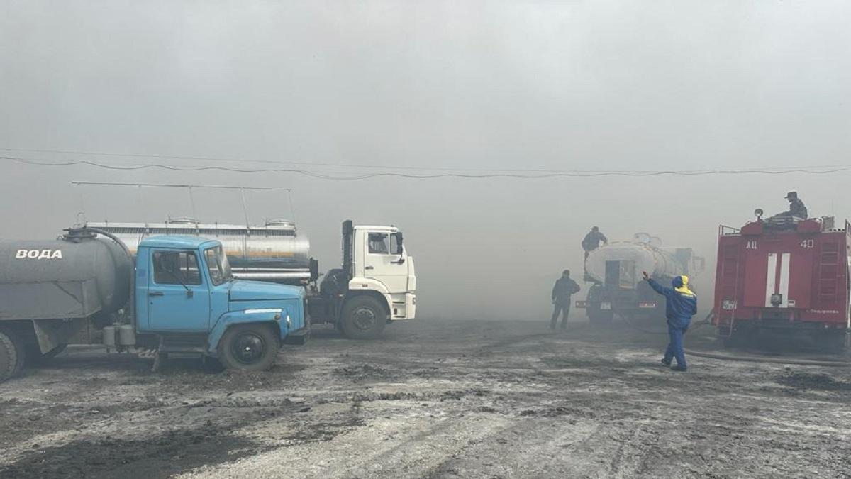 Пожарные работают на месте возгорания