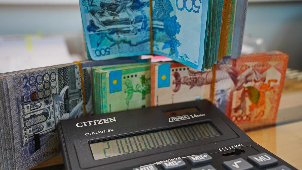 үстел үстінде жатқан ақша және калькулятор үстел үстінде жатқан ақша және калькулятор