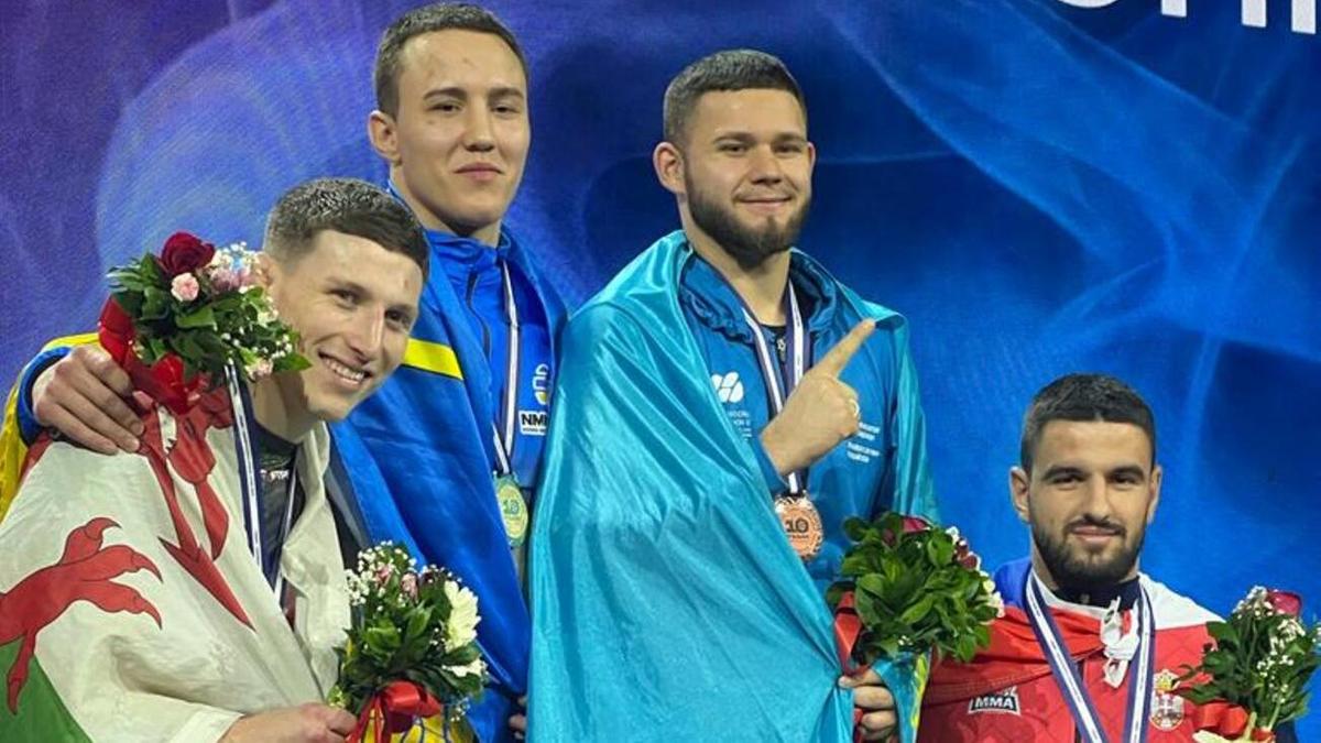 ММА чемпиондары әлем біріншілігінің тұғырында