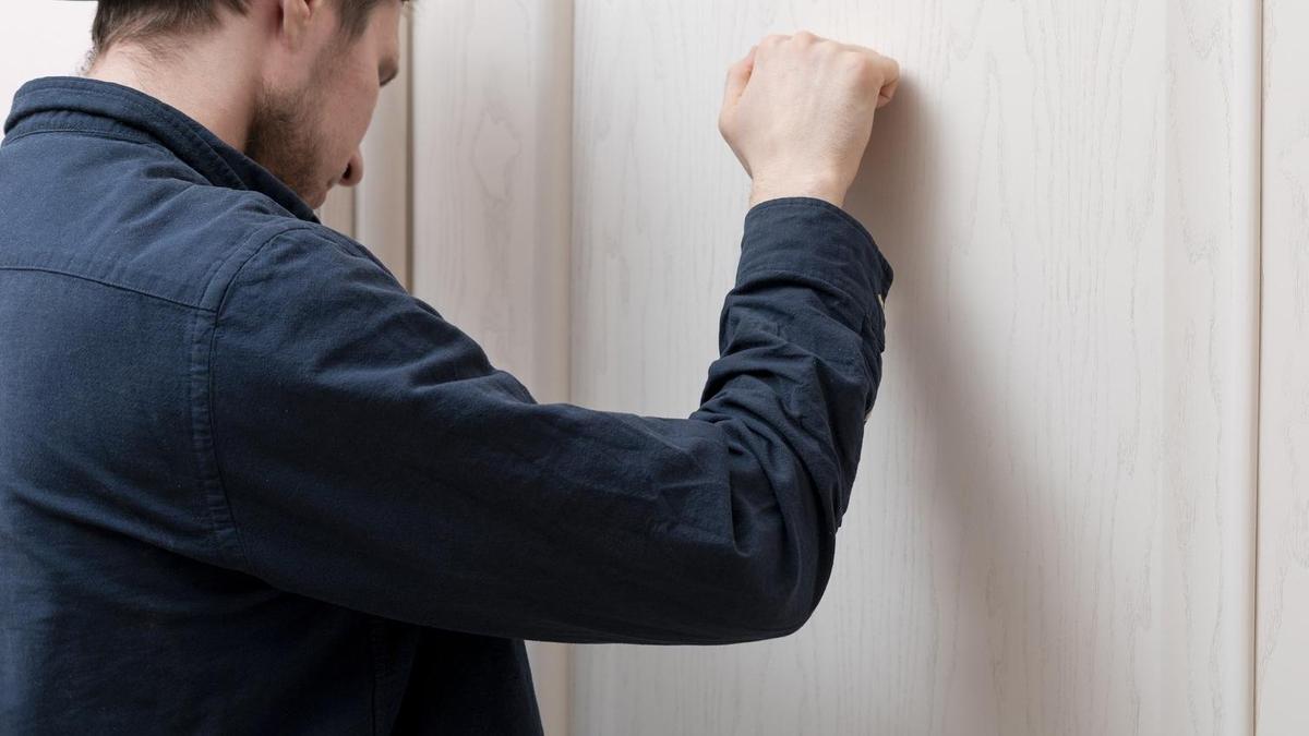 Парень стучит в дверь