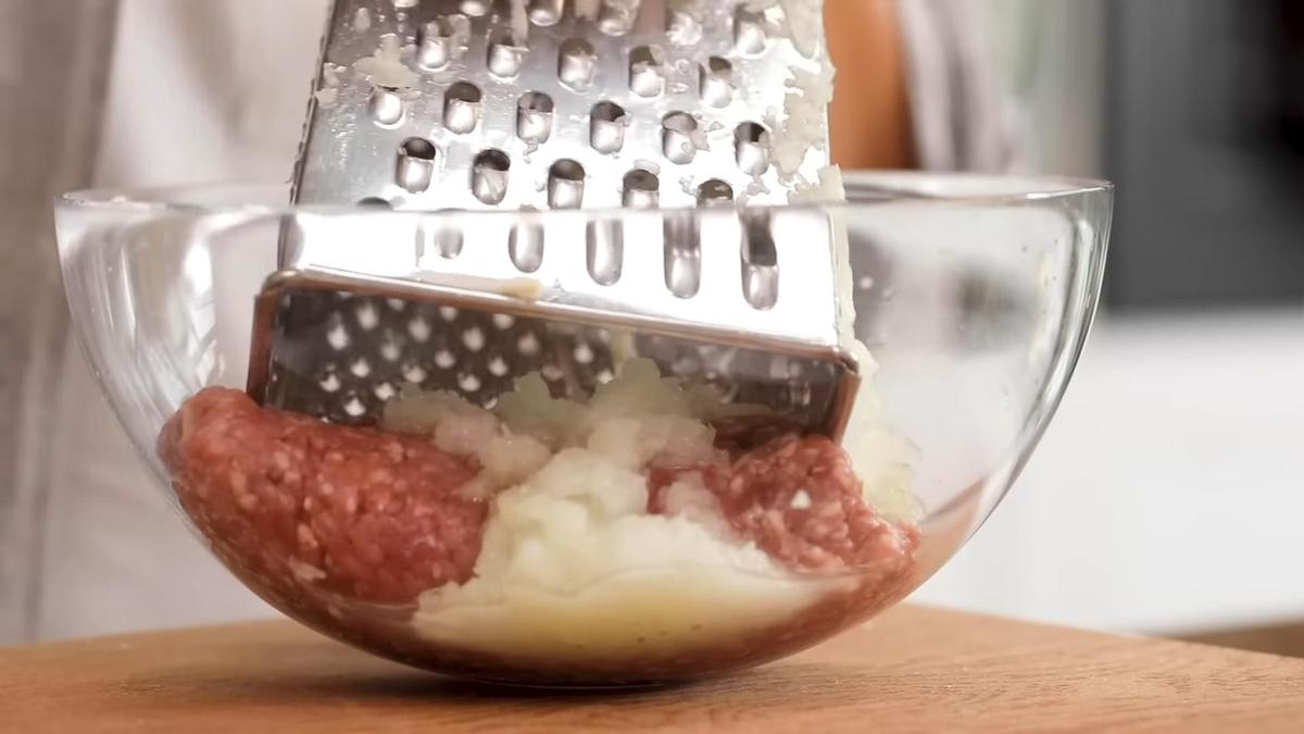 В стеклянной миске мясной фарш и лук