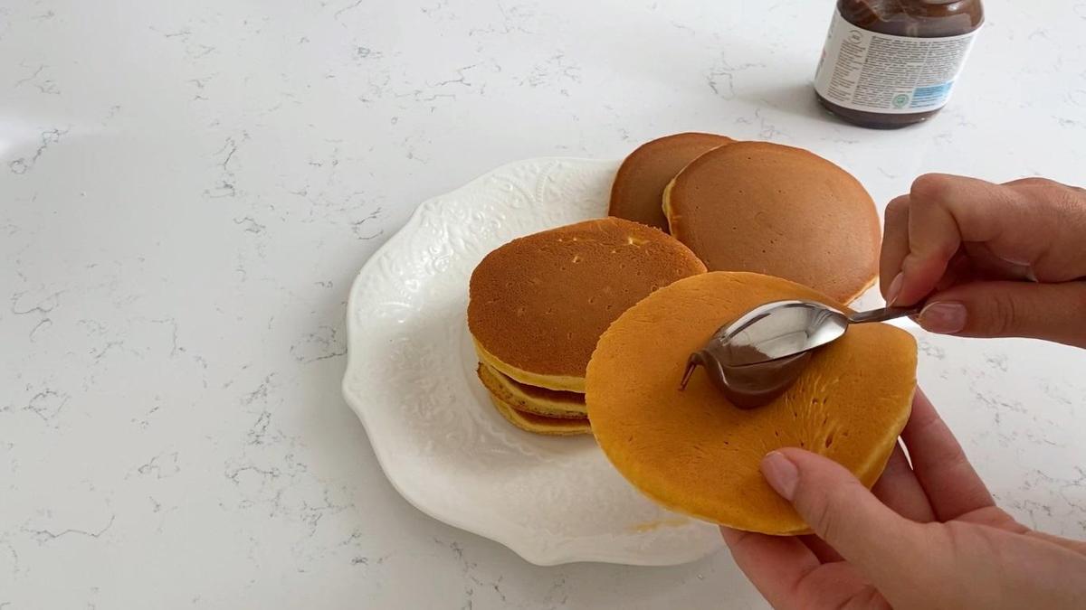 Смазывание панкейка шоколадной пастой