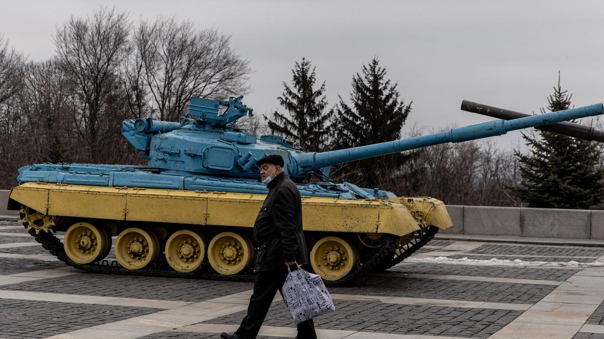 Танк в цветах украинского флага