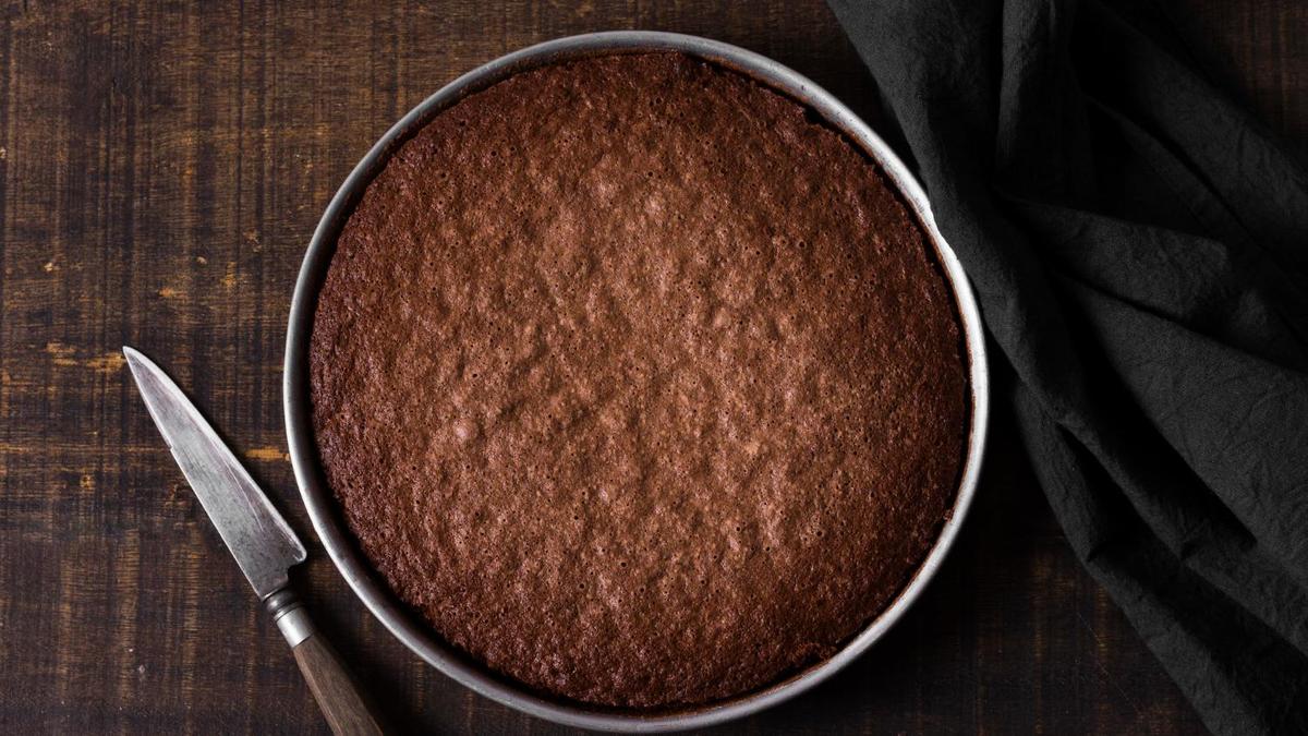 Пекут шоколадный бисквит