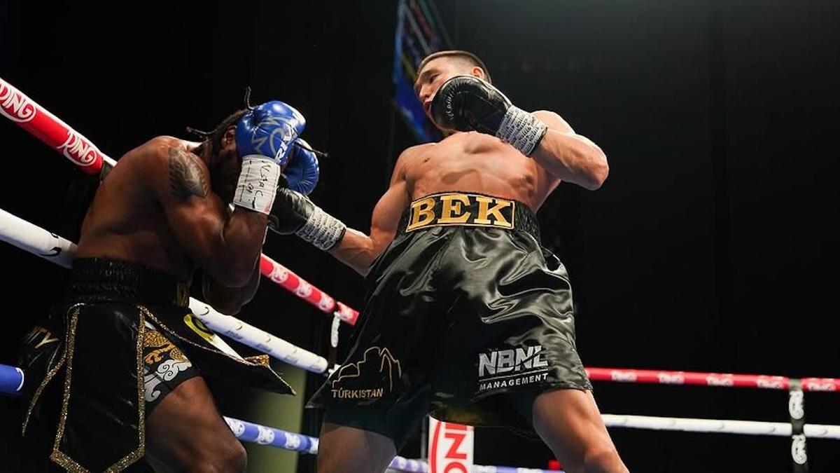 Казахстанский боксер Бек Нурмаганбет (справа)