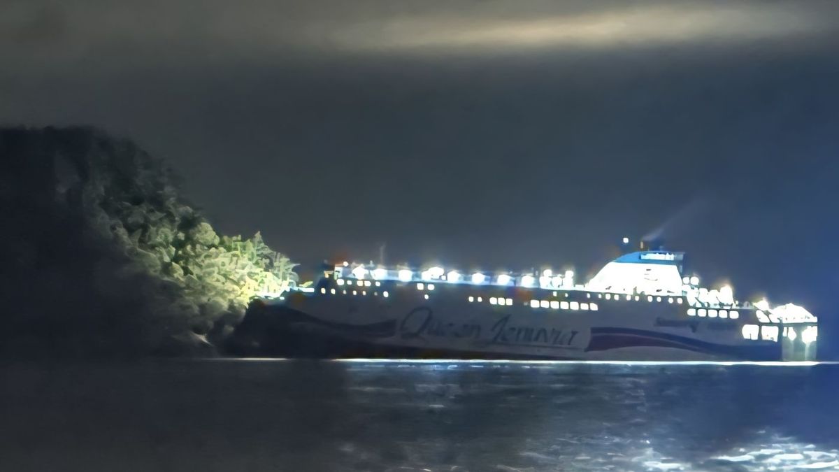 Пассажирский паром налетел на риф