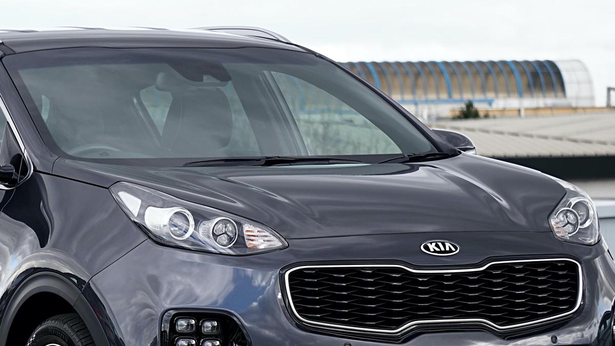 Автомобиль Kia стоит на улице