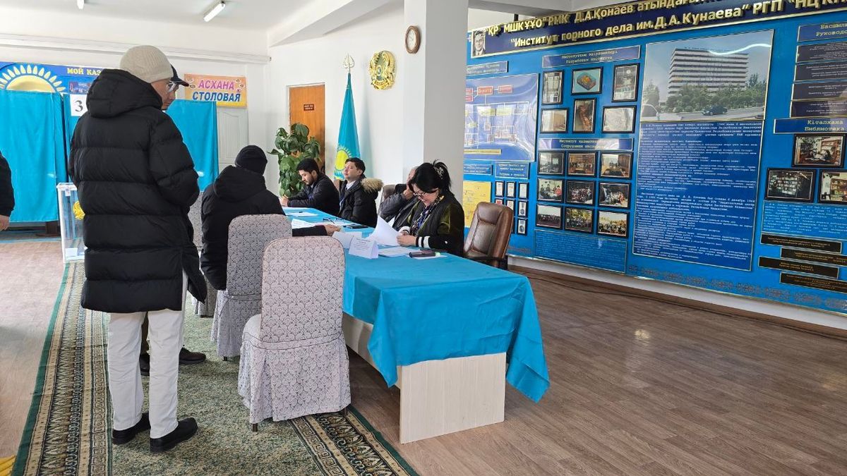 Люди на участке референдума