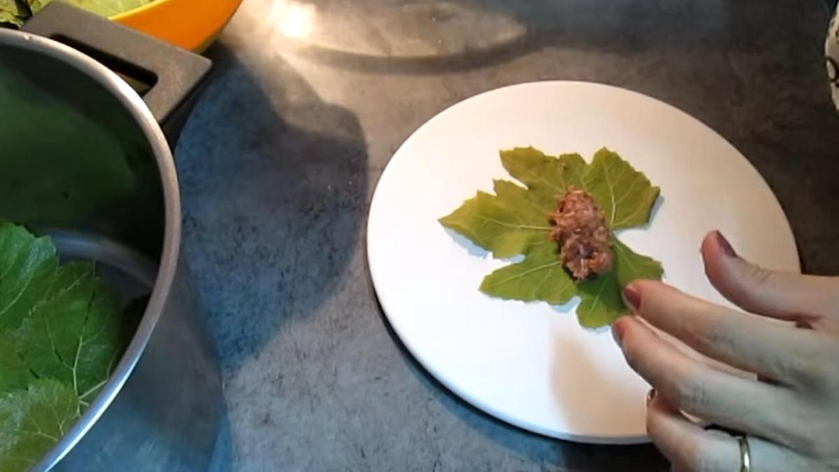 У широкого основания виноградного листа выкладывают начинку