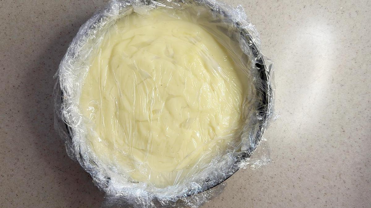 Форма с молочной массой, застеленная пищевой пленкой