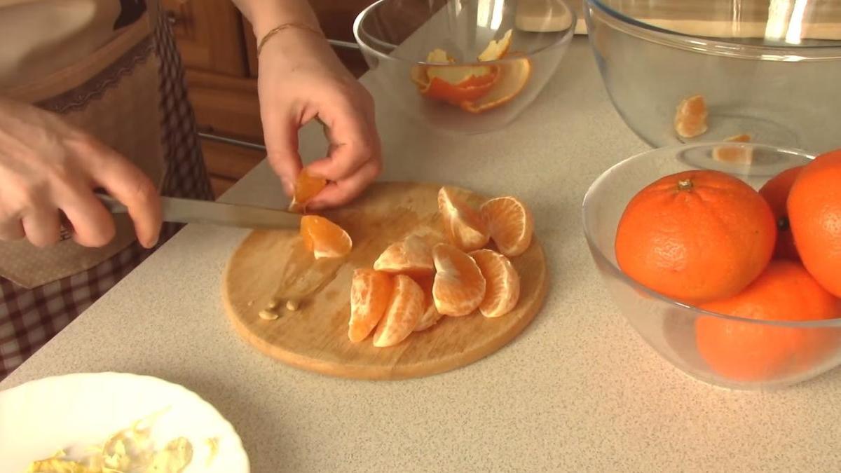 Удалите косточки и разрежьте дольки пополам