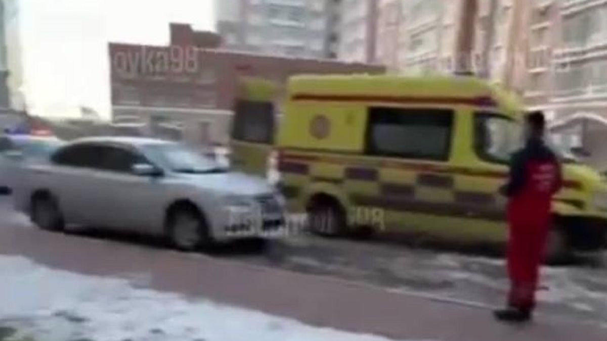 Скорая помощь во дворе дома