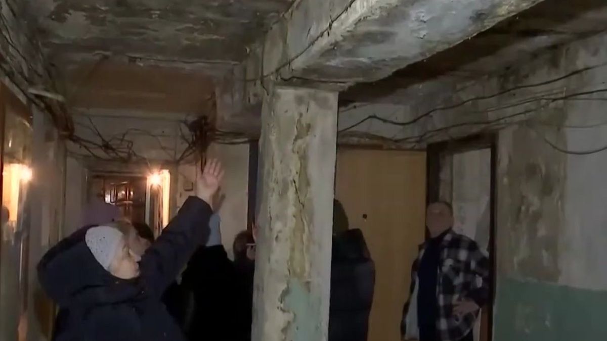 Люди показывают трещены