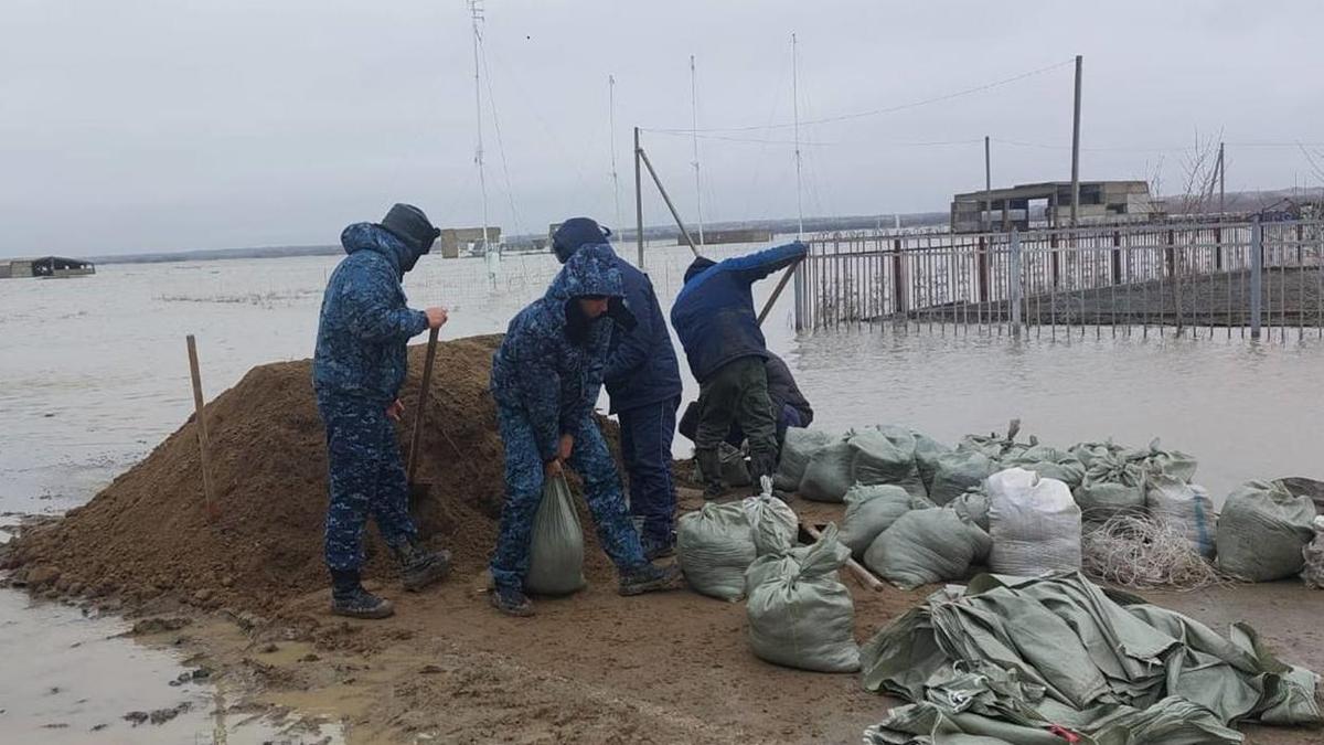 Ақтөбе облысында полиция қызметкерлері су тасқынына қарсы жұмыс жүргізіп жатыр