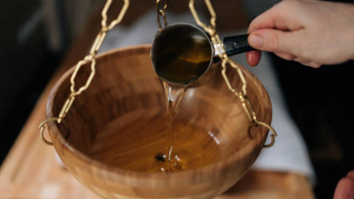 Отвар переливают в бамбуковую мисочку