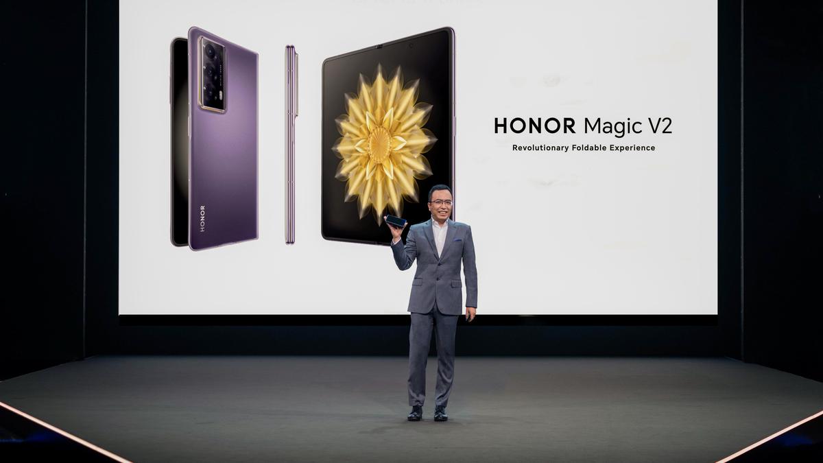 Презентация складного смартфона HONOR Magic V2 на выставке IFA 2023