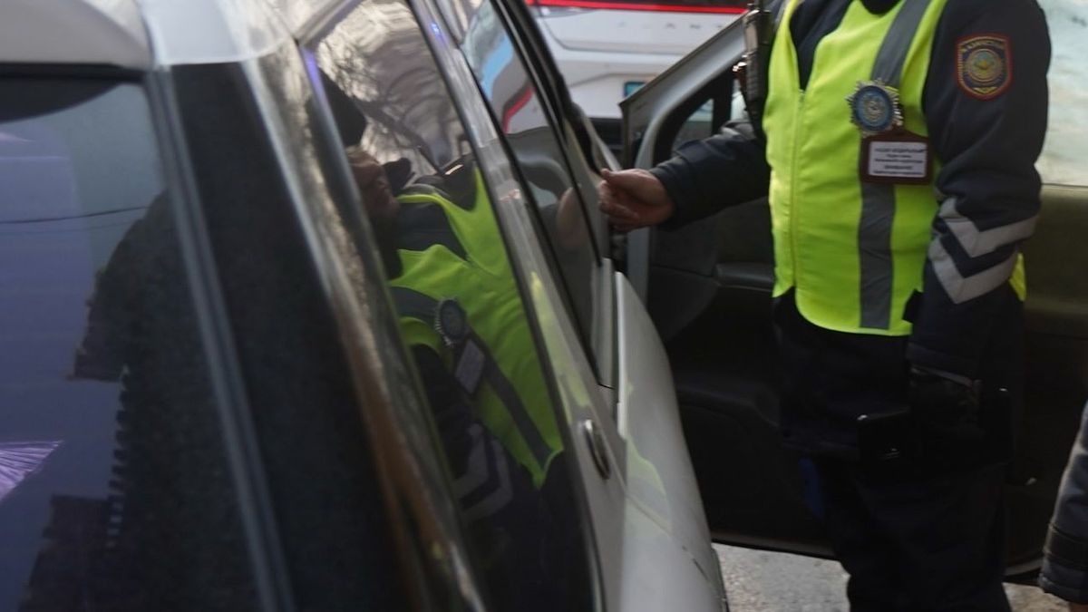 Полицейский возле авто
