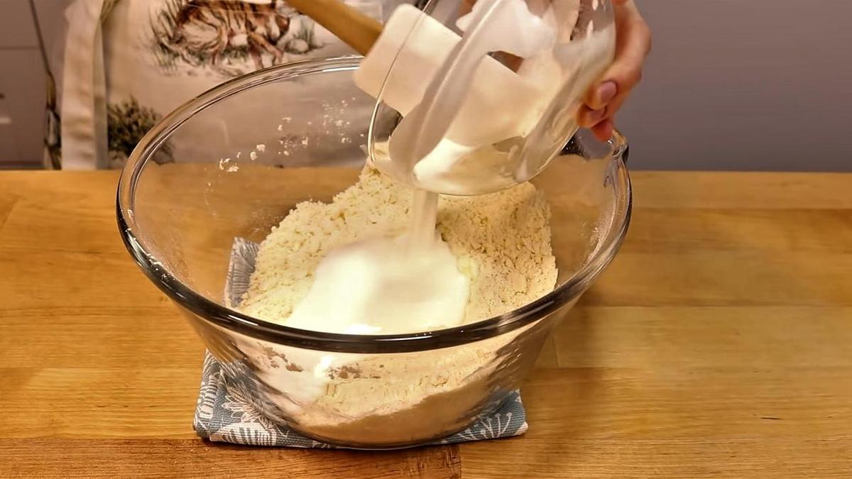 Добавление сметаны к муке и маслу