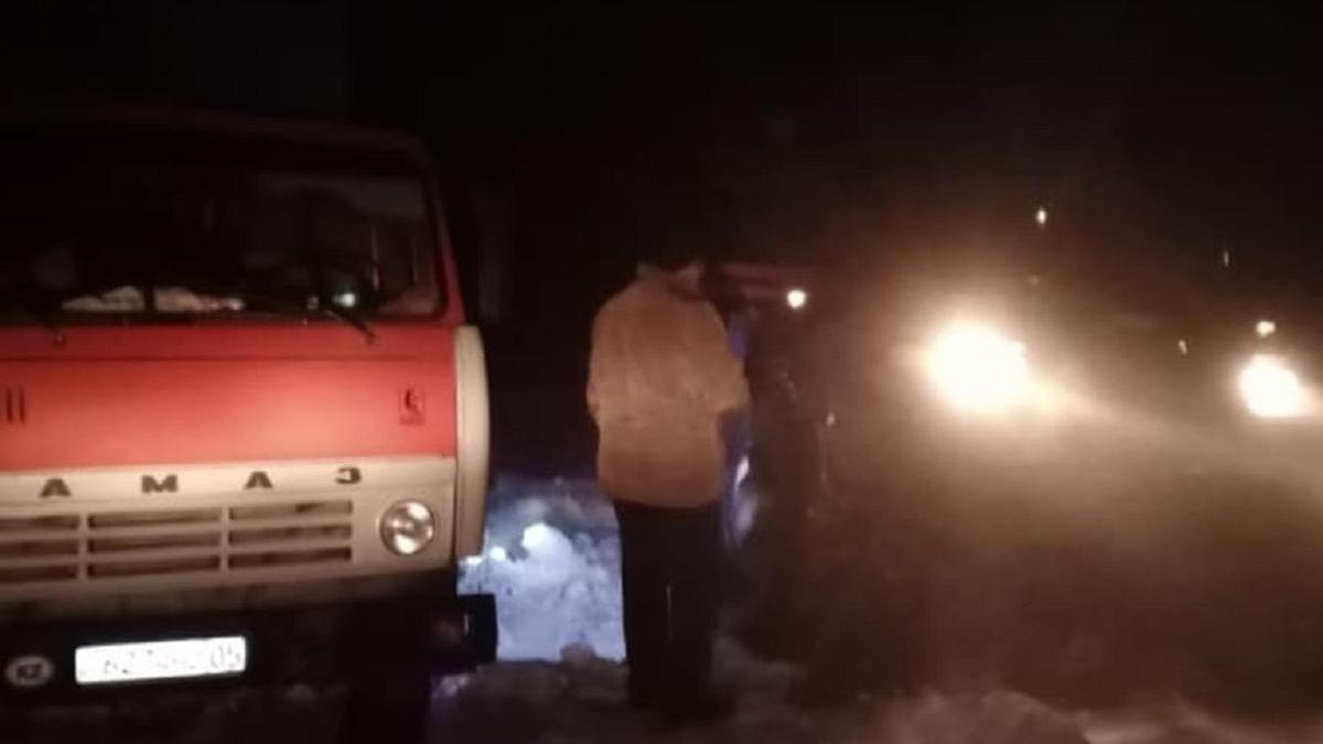 Микроавтобус сломался на трассе в ВКО: пассажиров эвакуировали спасатели
