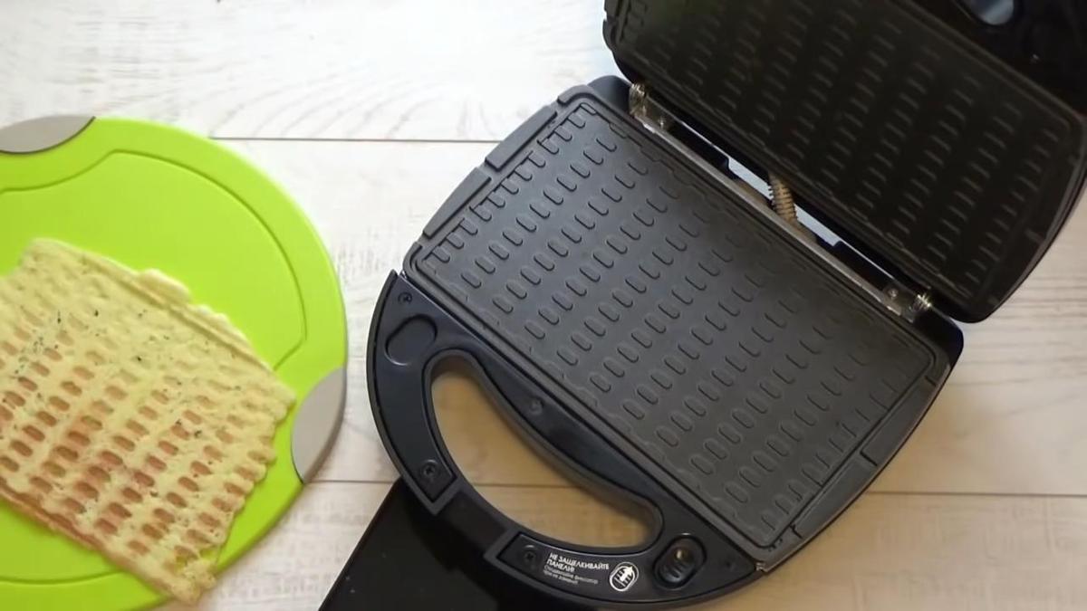 Вафля, приготовленная в электрической вафельнице