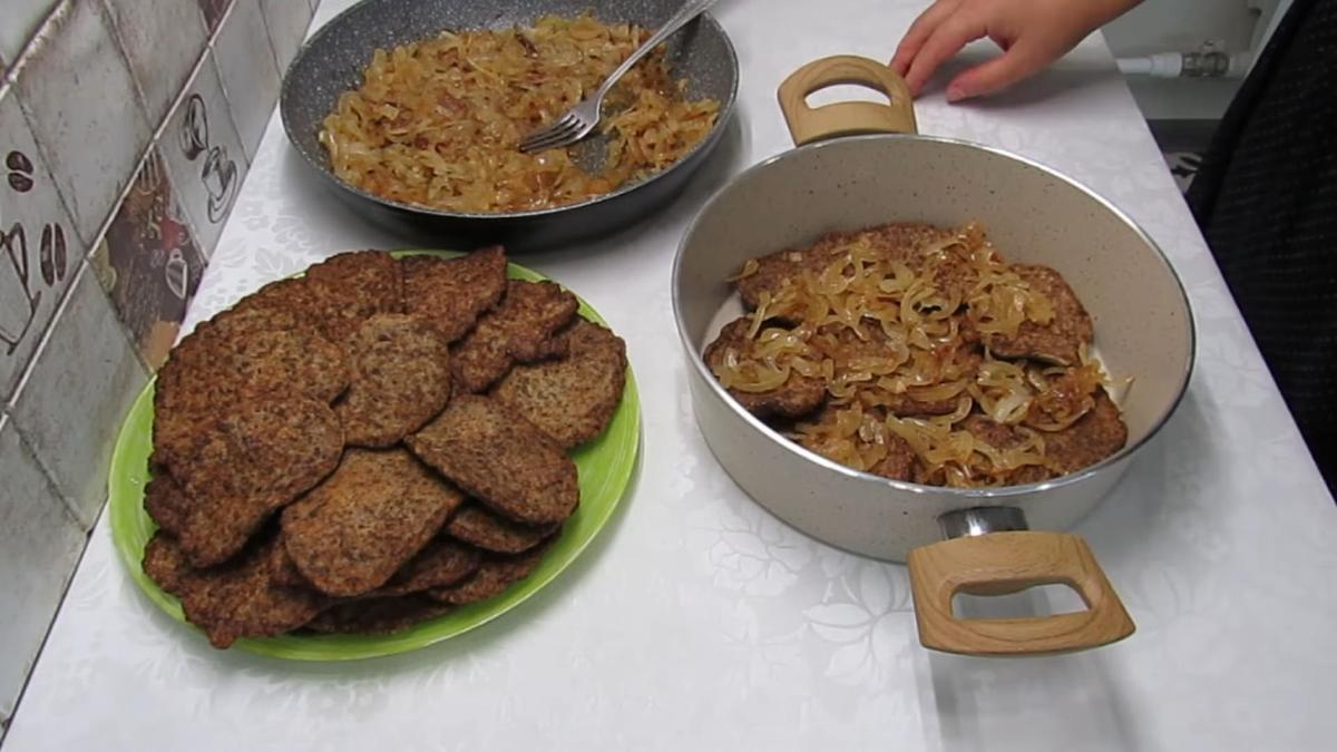 В кастрюле печеночные оладьи с луком